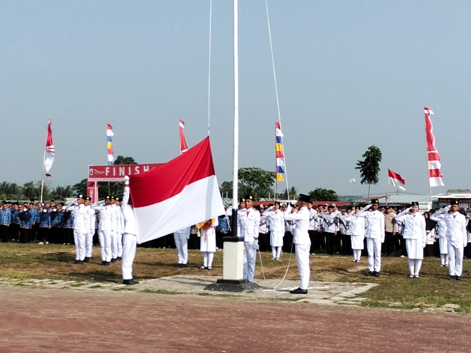 Kapolsek Cibadak Polres Lebak Ikuti Upacara HUT Ke-81 RI di Halaman Kantor Kecamatan Cibadak