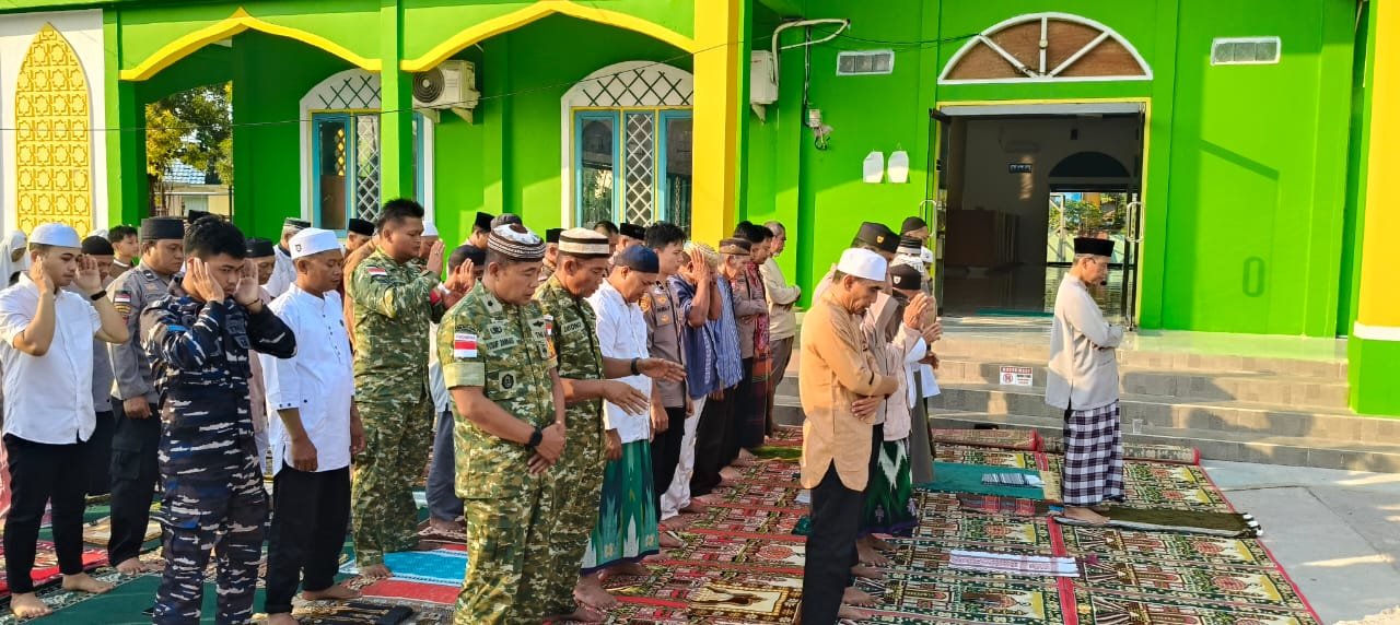 Koramil Maratua Bersama Warga dan Pemerintah Gelar Salat Istisqa di Halaman Masjid Babussala
