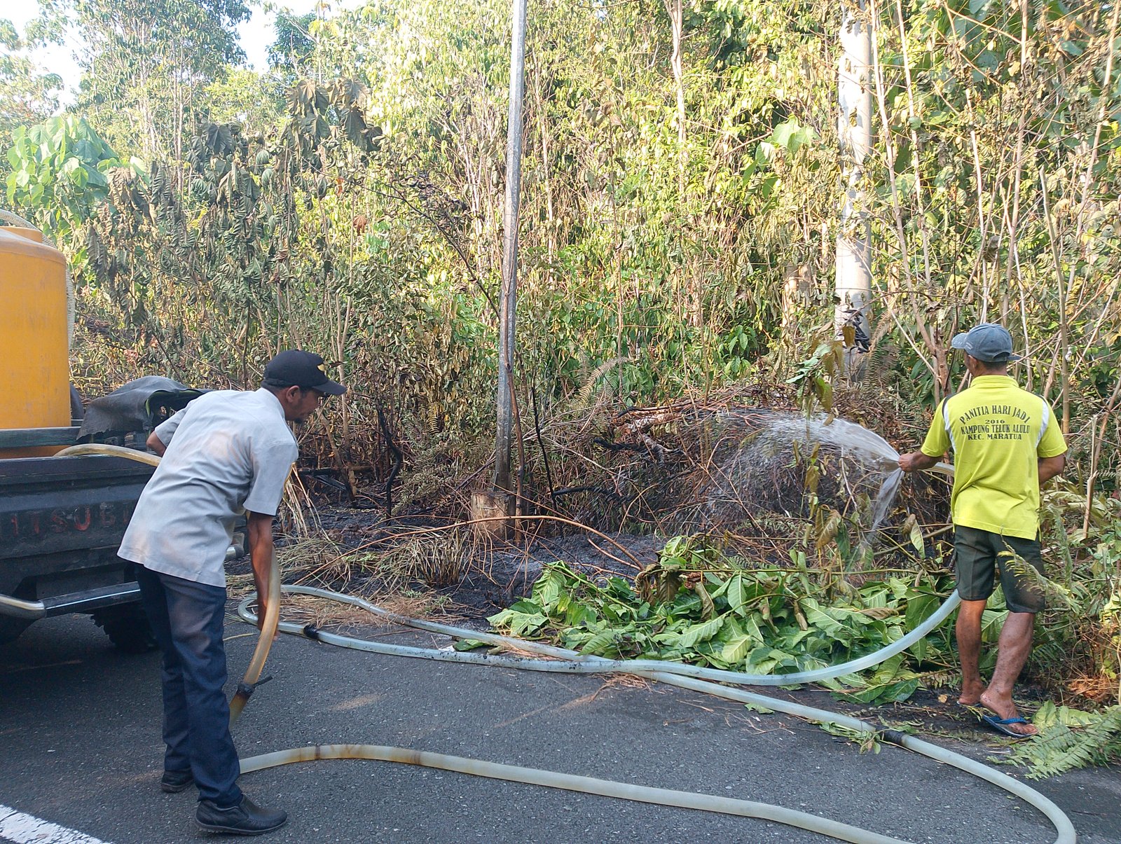 DIDUGA PUNTUNG ROKOK, API HAMPIR MELUAS DI JALAN POROS TELUK HARAPAN MARATUA