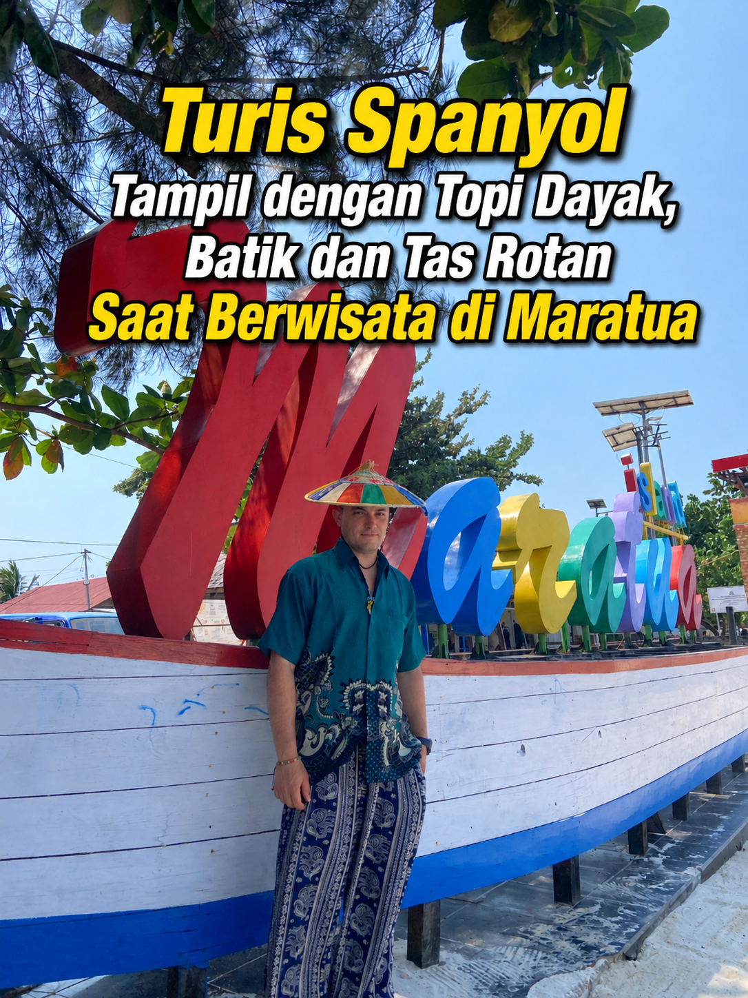 Turis Asal Barcelona Tampil Bergaya Kalimantan di Maratua, Bangga Kenakan Atribut Lokal Dayak