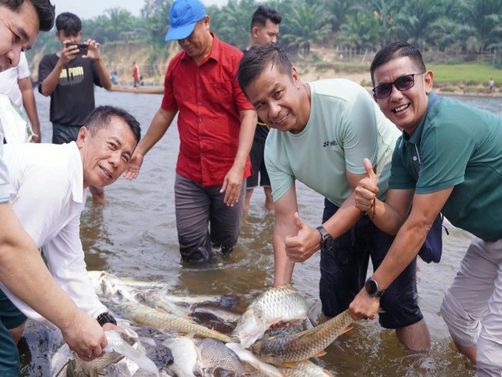 Bupati Kampar Apresiasi Tradisi Mancokau Ikan di Lubuk Larangan: Jaga Alam, Alam Jaga Kita