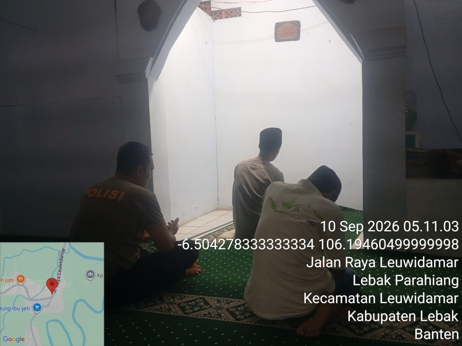 Anggota Polsek Leuwidamar Laksanakan Giat shalat Subuh keliling (Subling) Di Desa Lebakparahiang