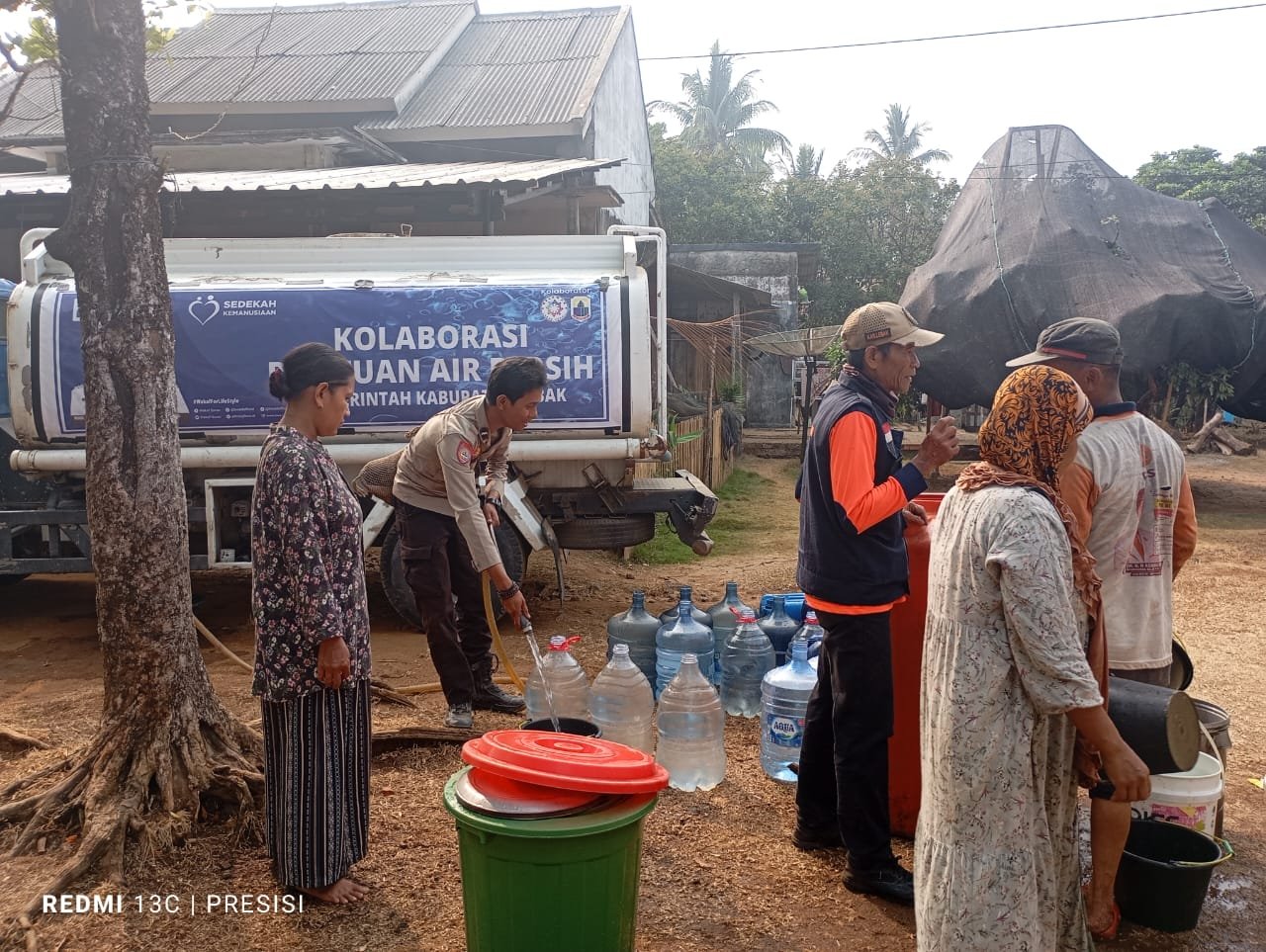 Polsek Panggarangan Bersama BPBD Salurkan Bantuan Air Bersih untuk 97 KK di Cihara