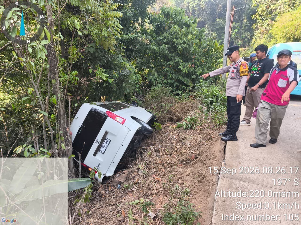 Polsek Gunungkencana Bantu Evakuasi Mobil Wisatawan yang Terperosok di Jalan Raya Gunungkencana-Malingping