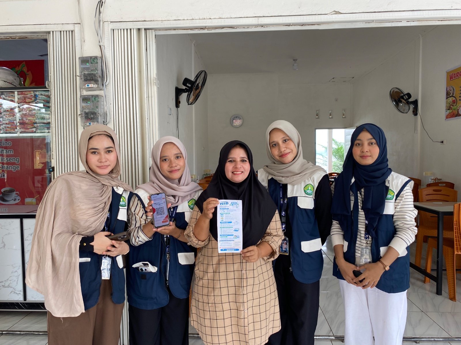 Perkuat Legalitas dan Dorong UMKM Go Digital, Mahasiswa KKN FH Berdampak UNRI Kenalkan NIB dan Bantu Pembuatan QRIS